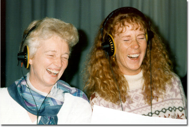 Zwei lachende Sängerinnen während einer Studioaufnahme